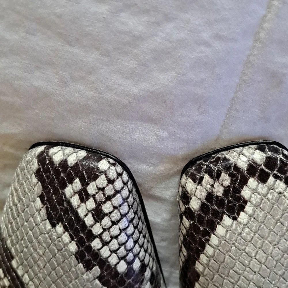 M Gemi snakeskin ballet flats w/ squared off toe 39 (8.5) - Picture 3 of 12